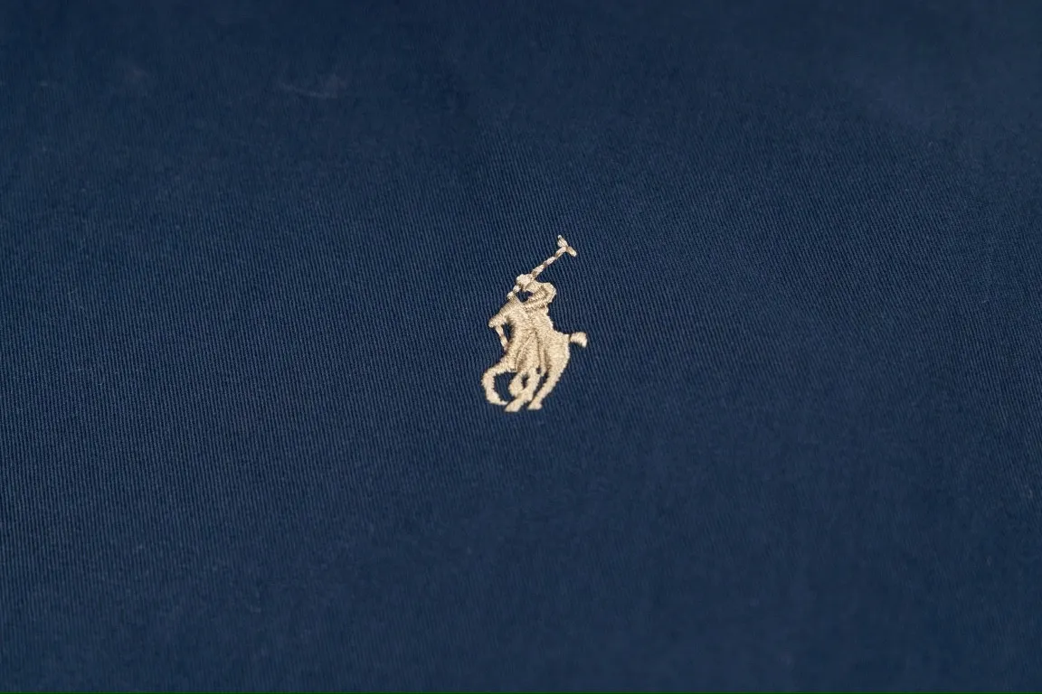 🅿️350 Ralph Lauren's new 24ss classic embroidered logo lapel executive zipper jacket for both men and women. 1️⃣Selected from high-quality original developed pure cotton fabric, with customized plaid lining inside, the overall wearing effect is very soft and comfortable. 2️⃣The workmanship details are perfectly controlled, with exquisite small logo embroidery on the chest, and the unique design style of splicing technology is used in the dropped shoulder position to highlight your personality! The version is simple but not simple! 3️⃣ Complete with tag accessories, unisex design, and a very versatile jacket for men and women!  Color: black, navy blue, khaki Size: S, M, L, XL